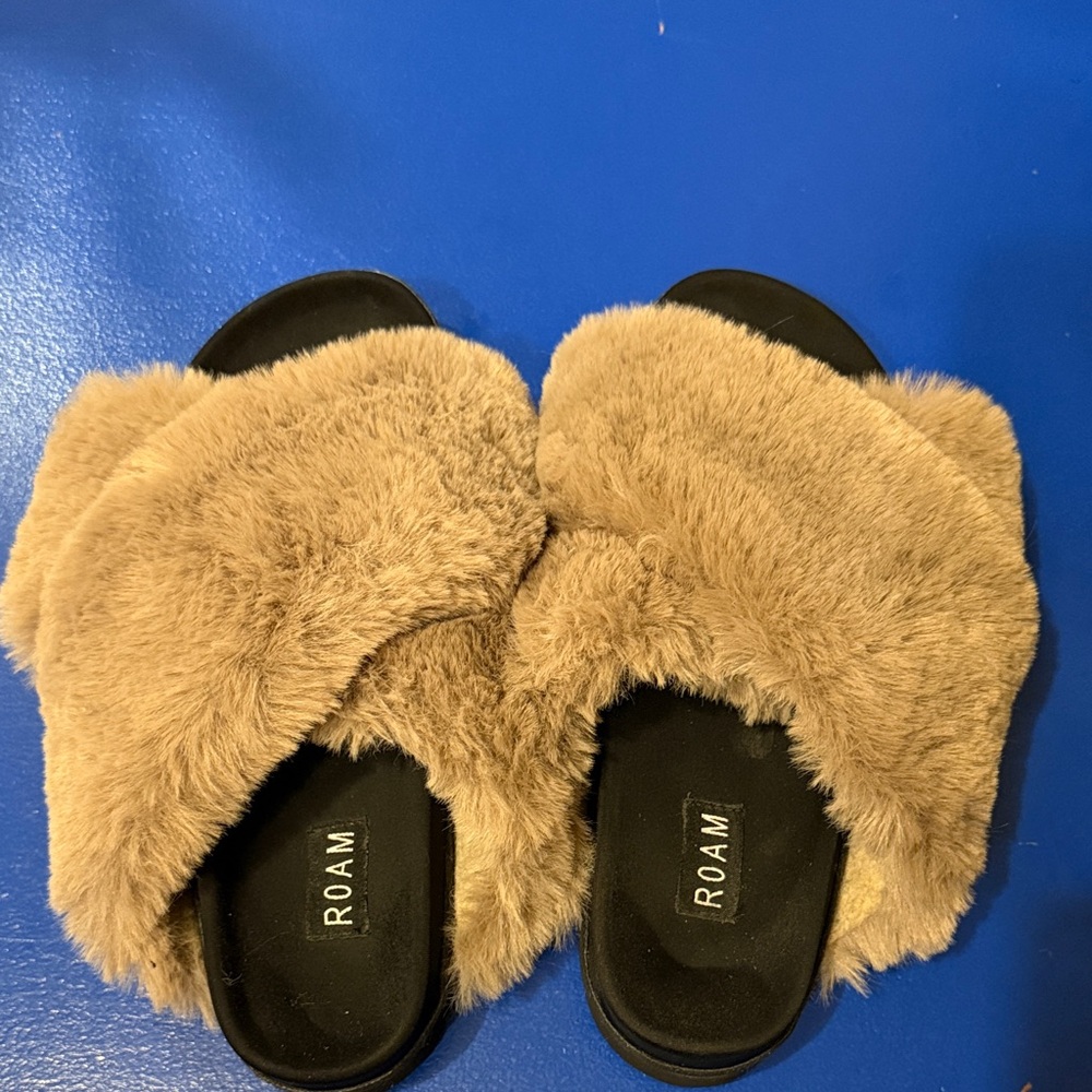 ROAM Cloud Slippers Size 10 EUC Faux Fur Contoured EVA Sole Premium
